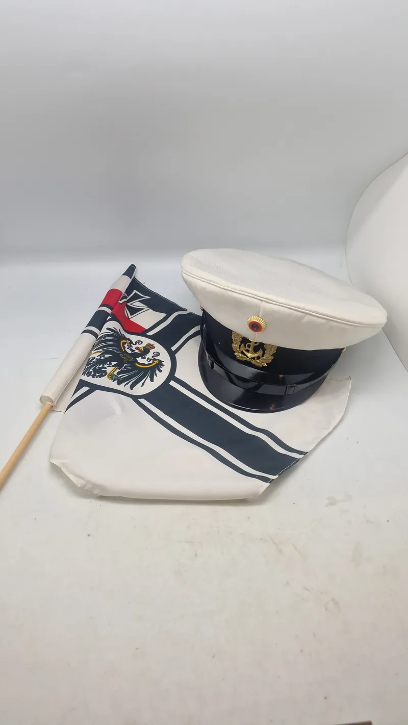 Original tysk marine kasket og efterkrigs flag