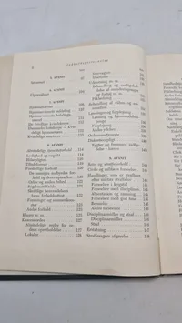 Samling lærebøger fra forsvaret