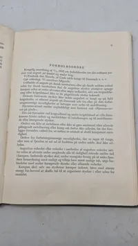 Samling lærebøger fra forsvaret