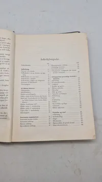 Samling lærebøger fra forsvaret