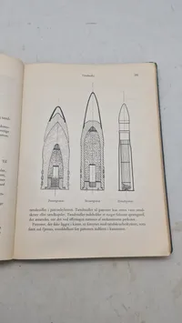 Samling lærebøger fra forsvaret