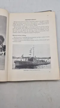 Samling lærebøger fra forsvaret