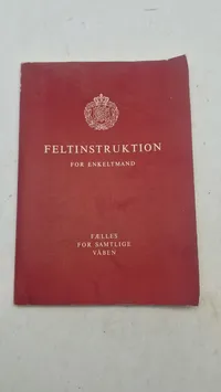 Samling lærebøger fra forsvaret