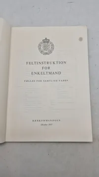 Samling lærebøger fra forsvaret