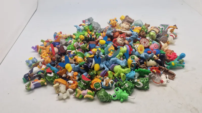 Stor samling Kinder æg figurer mm.