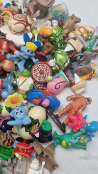Stor samling Kinder æg figurer mm.