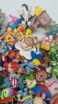 Stor samling Kinder æg figurer mm.