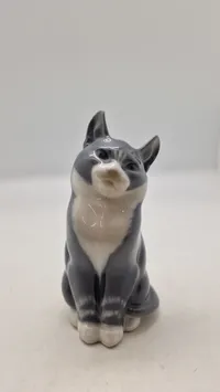 Royal Copenhagen figur af en siddende grå kat, designet af A. Nielsen