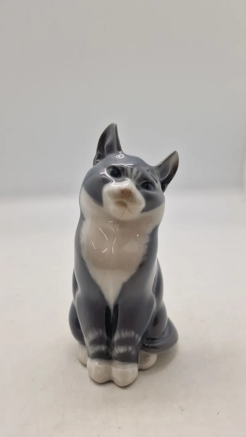 Royal Copenhagen figur af en siddende grå kat, designet af A. Nielsen