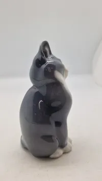 Royal Copenhagen figur af en siddende grå kat, designet af A. Nielsen
