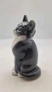 Royal Copenhagen figur af en siddende grå kat, designet af A. Nielsen