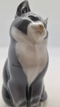 Royal Copenhagen figur af en siddende grå kat, designet af A. Nielsen