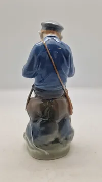 Royal Copenhagen-figur nr. 905, også kendt som "Hyrdedreng der snitter i gren" eller "The Whittler"
