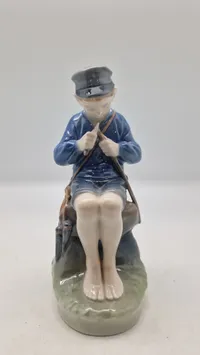 Royal Copenhagen-figur nr. 905, også kendt som "Hyrdedreng der snitter i gren" eller "The Whittler"