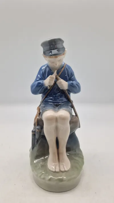 Royal Copenhagen-figur nr. 905, også kendt som "Hyrdedreng der snitter i gren" eller "The Whittler"