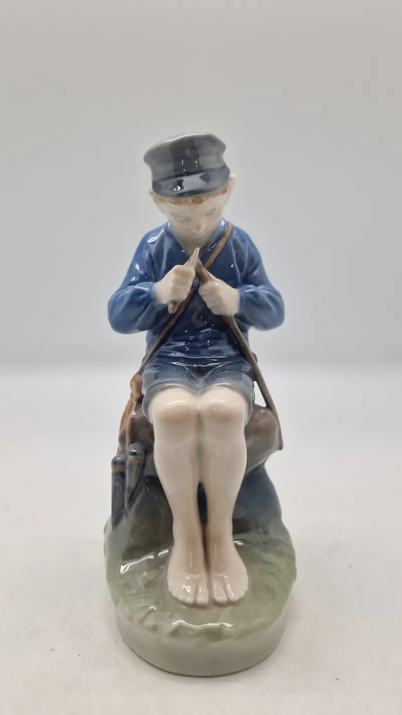 Royal Copenhagen-figur nr. 905, også kendt som "Hyrdedreng der snitter i gren" eller "The Whittler"