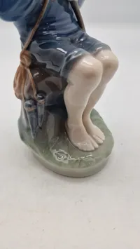 Royal Copenhagen-figur nr. 905, også kendt som "Hyrdedreng der snitter i gren" eller "The Whittler"