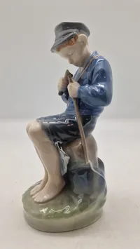 Royal Copenhagen-figur nr. 905, også kendt som "Hyrdedreng der snitter i gren" eller "The Whittler"