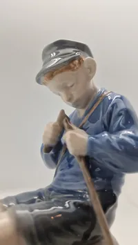 Royal Copenhagen-figur nr. 905, også kendt som "Hyrdedreng der snitter i gren" eller "The Whittler"