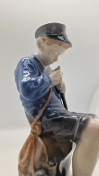Royal Copenhagen-figur nr. 905, også kendt som "Hyrdedreng der snitter i gren" eller "The Whittler"