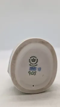 Royal Copenhagen-figur nr. 905, også kendt som "Hyrdedreng der snitter i gren" eller "The Whittler"