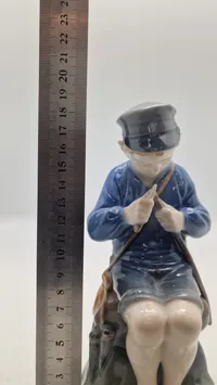 Royal Copenhagen-figur nr. 905, også kendt som "Hyrdedreng der snitter i gren" eller "The Whittler"
