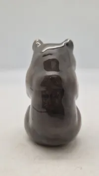 Royal Copenhagen-figur af en siddende brun bjørn (bjørneunge), modelnummer 3014, designet af Knud Kyhn