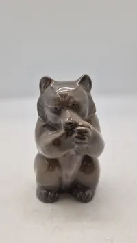 Royal Copenhagen-figur af en siddende brun bjørn (bjørneunge), modelnummer 3014, designet af Knud Kyhn