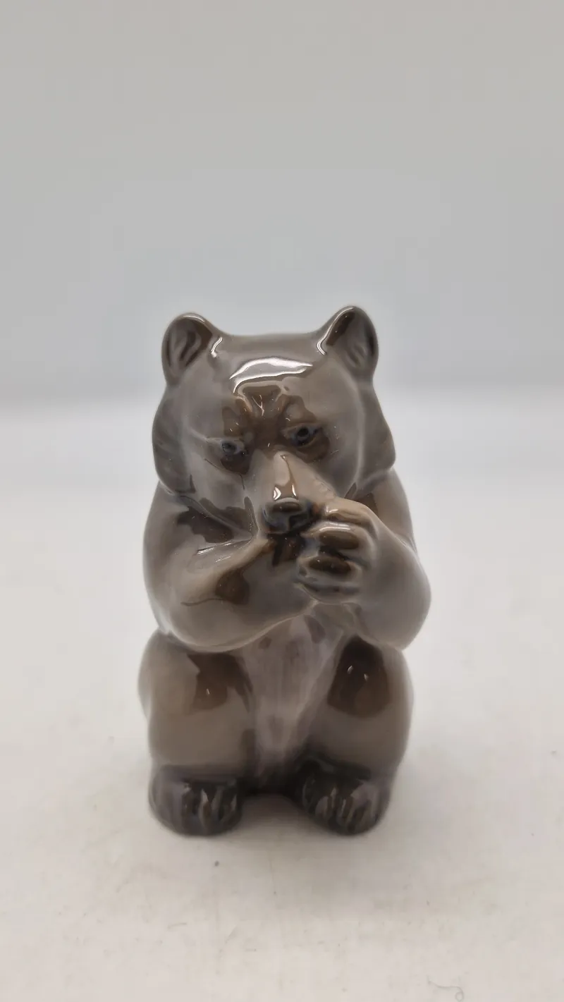 Royal Copenhagen-figur af en siddende brun bjørn (bjørneunge), modelnummer 3014, designet af Knud Kyhn