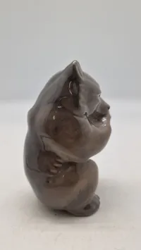 Royal Copenhagen-figur af en siddende brun bjørn (bjørneunge), modelnummer 3014, designet af Knud Kyhn
