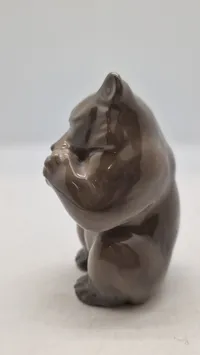 Royal Copenhagen-figur af en siddende brun bjørn (bjørneunge), modelnummer 3014, designet af Knud Kyhn