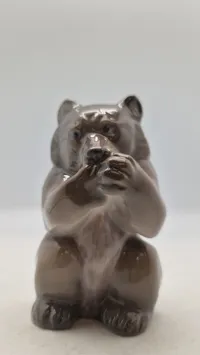 Royal Copenhagen-figur af en siddende brun bjørn (bjørneunge), modelnummer 3014, designet af Knud Kyhn