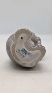Royal Copenhagen-figur af en siddende brun bjørn (bjørneunge), modelnummer 3014, designet af Knud Kyhn