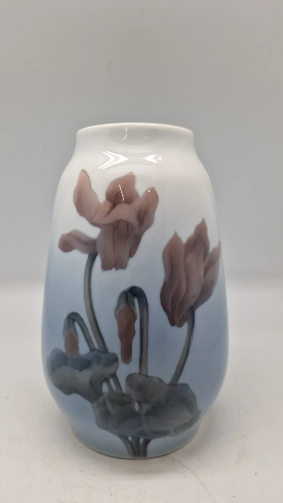 Royal Copenhagen porcelænsvase med blomstermotiv