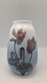 Royal Copenhagen porcelænsvase med blomstermotiv