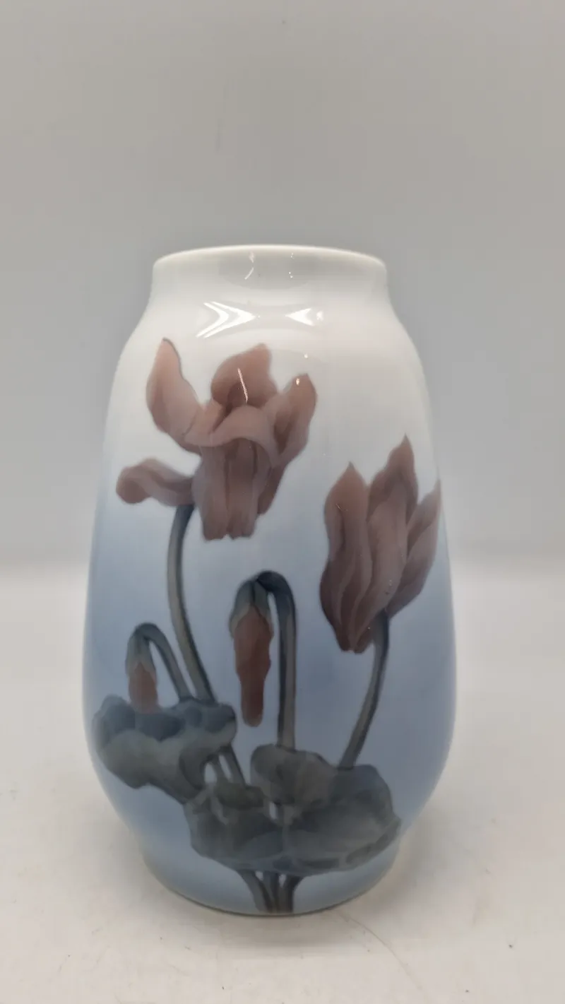 Royal Copenhagen porcelænsvase med blomstermotiv
