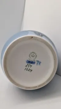 Royal Copenhagen porcelænsvase med blomstermotiv