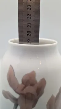 Royal Copenhagen porcelænsvase med blomstermotiv