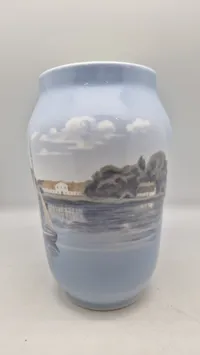 Royal Copenhagen porcelænsvase med motiv af en sejlbåd og gårde