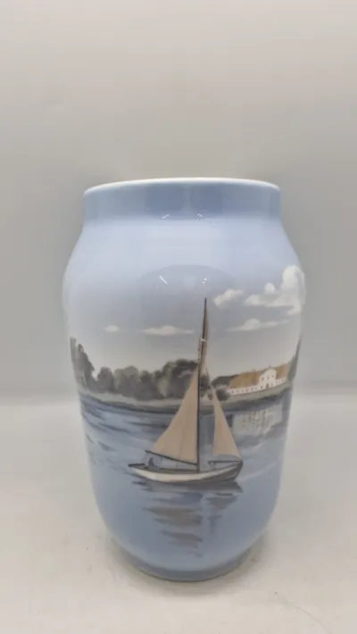 Royal Copenhagen porcelænsvase med motiv af en sejlbåd og gårde