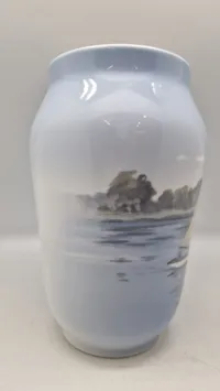 Royal Copenhagen porcelænsvase med motiv af en sejlbåd og gårde