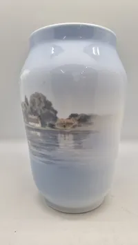 Royal Copenhagen porcelænsvase med motiv af en sejlbåd og gårde