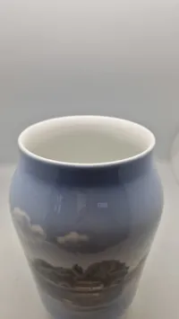 Royal Copenhagen porcelænsvase med motiv af en sejlbåd og gårde