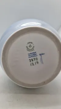 Royal Copenhagen porcelænsvase med motiv af en sejlbåd og gårde