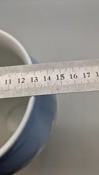 Royal Copenhagen porcelænsvase med motiv af en sejlbåd og gårde