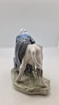 Royal Copenhagen figur kaldet "Pige med kalv", designet af Christian Thomsen