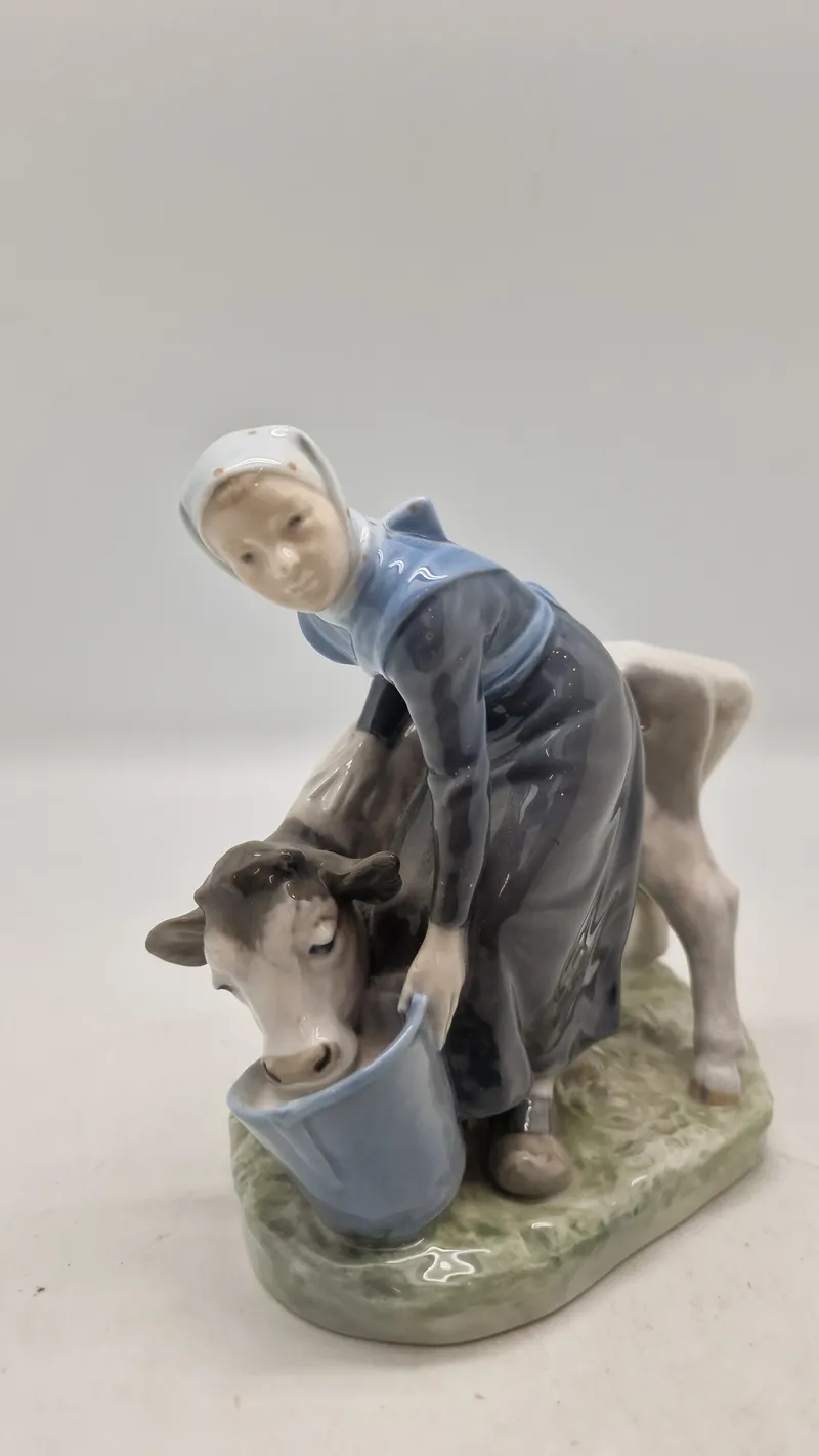 Royal Copenhagen figur kaldet "Pige med kalv", designet af Christian Thomsen