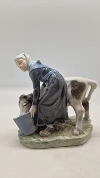 Royal Copenhagen figur kaldet "Pige med kalv", designet af Christian Thomsen