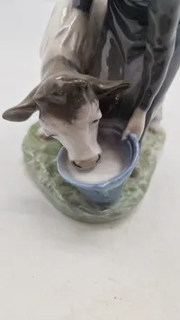 Royal Copenhagen figur kaldet "Pige med kalv", designet af Christian Thomsen