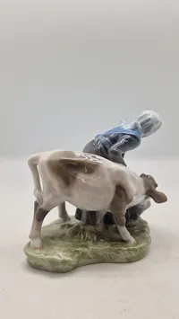 Royal Copenhagen figur kaldet "Pige med kalv", designet af Christian Thomsen
